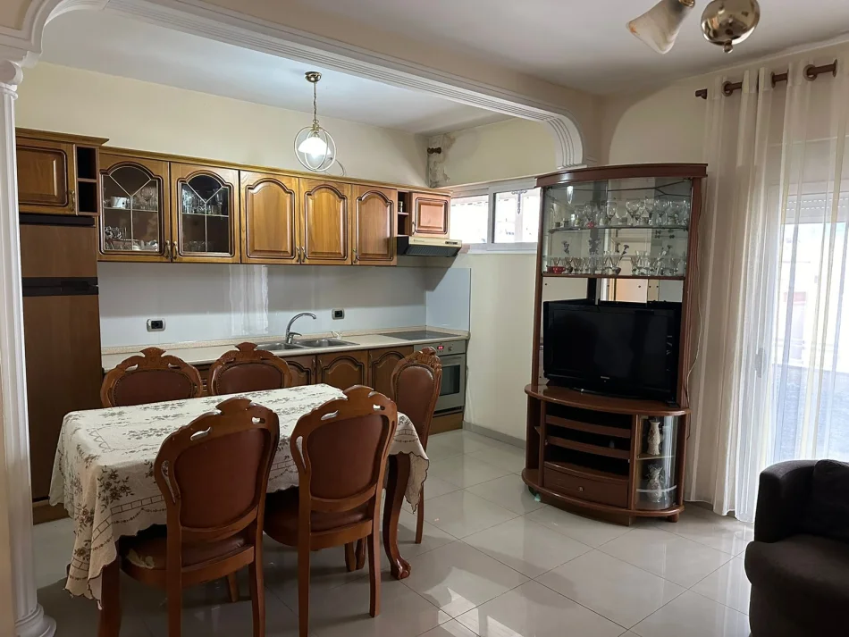 Tirane, jepet me qera apartament 2+1 Kati 5, 88 m² 500 € (Ish Globe)