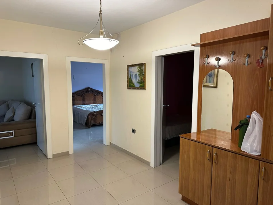 Tirane, jepet me qera apartament 2+1 Kati 5, 88 m² 500 € (Ish Globe)