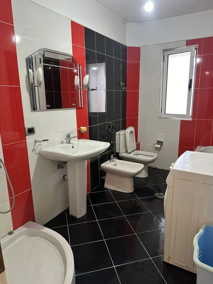 Tirane, jepet me qera apartament 2+1 Kati 5, 88 m² 500 € (Ish Globe)