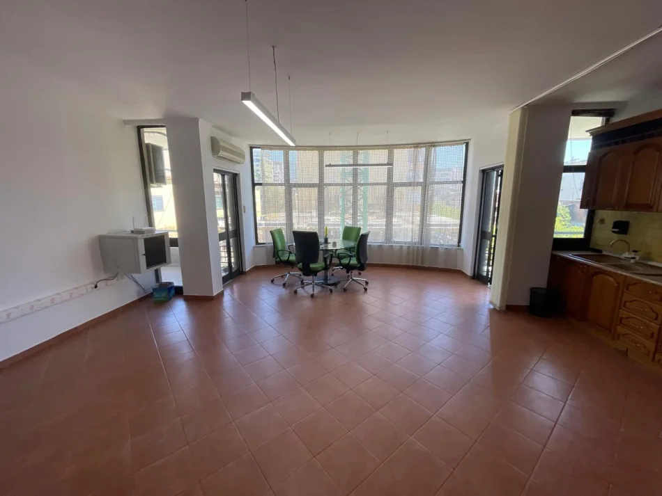 Tirane, jepet me qera apartament 2+1 Kati 4, 115 m² 700 € 