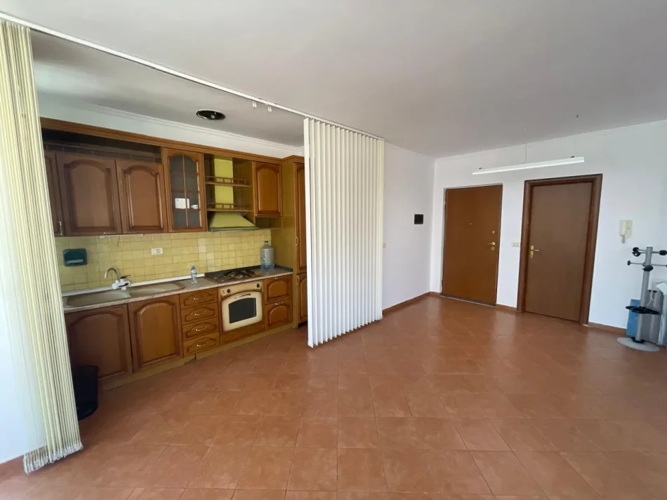 Tirane, jepet me qera apartament 2+1 Kati 4, 115 m² 700 € 