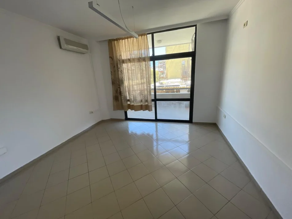 Tirane, jepet me qera apartament 2+1 Kati 4, 115 m² 700 € 