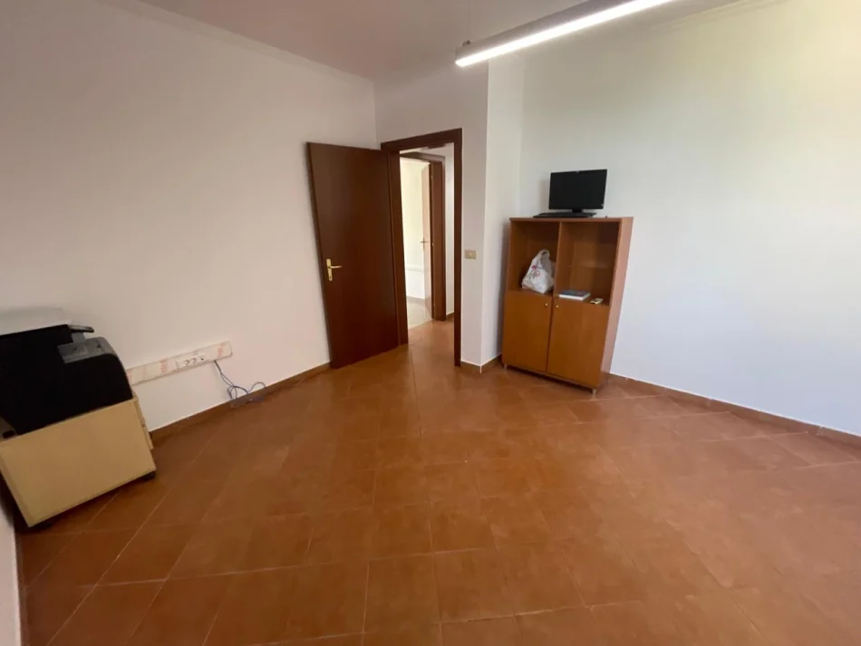Tirane, jepet me qera apartament 2+1 Kati 4, 115 m² 700 € 