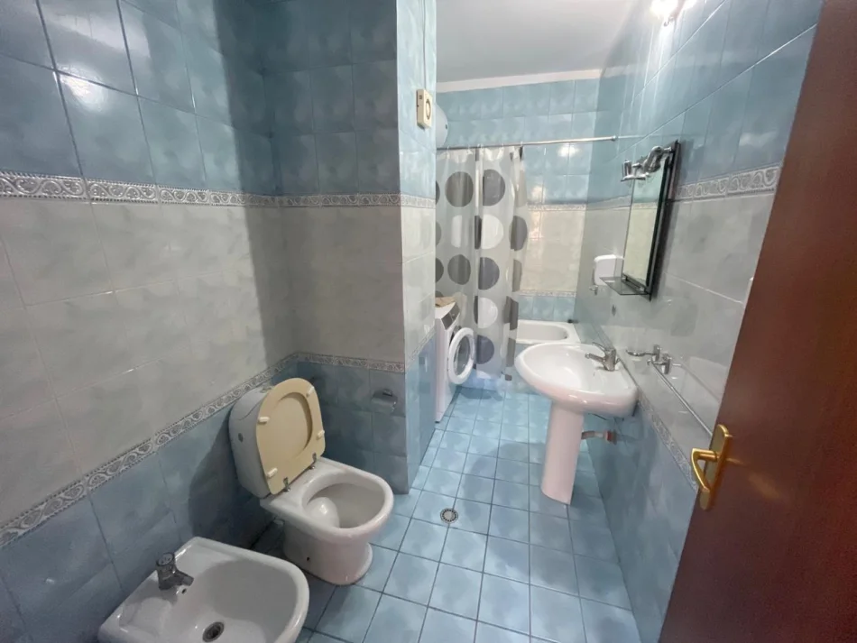 Tirane, jepet me qera apartament 2+1 Kati 4, 115 m² 700 € 