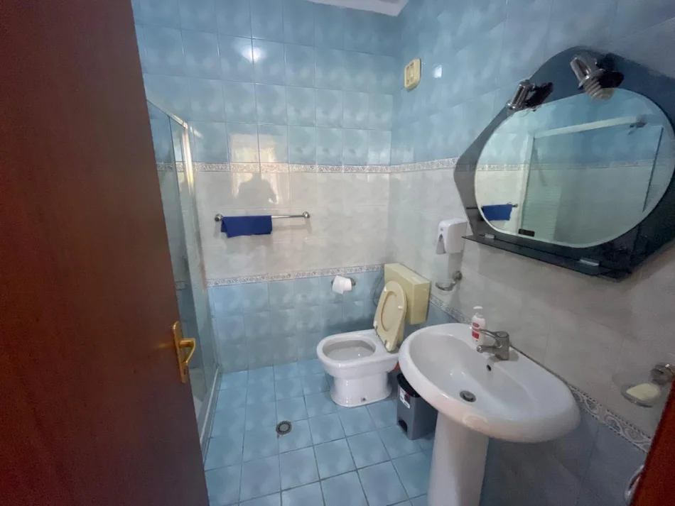 Tirane, jepet me qera apartament 2+1 Kati 4, 115 m² 700 € 