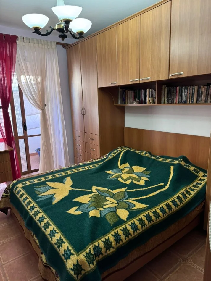 Tirane, jepet me qera apartament 2+1+Ballkon Kati 1, 80 m² 500 € (Bulevardi Bajram Curri)