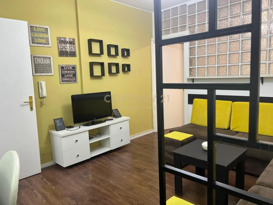Tirane, jepet me qera apartament 1+1 Kati 1, 50 m² 500 € (Xhamia e Tabakeve)