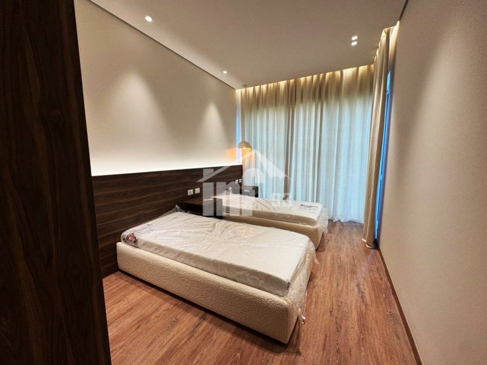 Tirane, jepet me qera apartament 2+1 Kati 0, 119 m² (“GREEN VALLEY” REZIDENCE, PËRBALLË LIQENIT ARTIFICIAL)