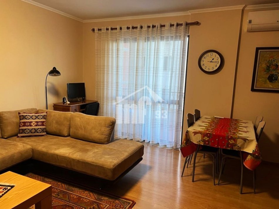 Tirane, jepet me qera apartament 1+1+Ballkon Kati 7, 74 m² 700 € (PRANË PAZARIT TË RI)