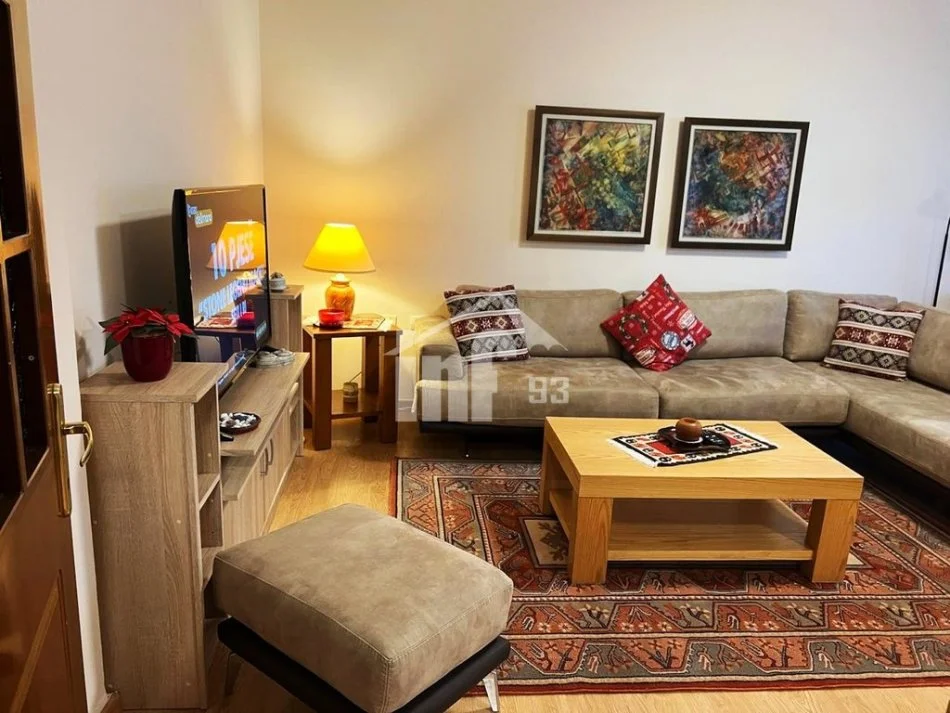 Tirane, jepet me qera apartament 1+1+Ballkon Kati 7, 74 m² 700 € (PRANË PAZARIT TË RI)