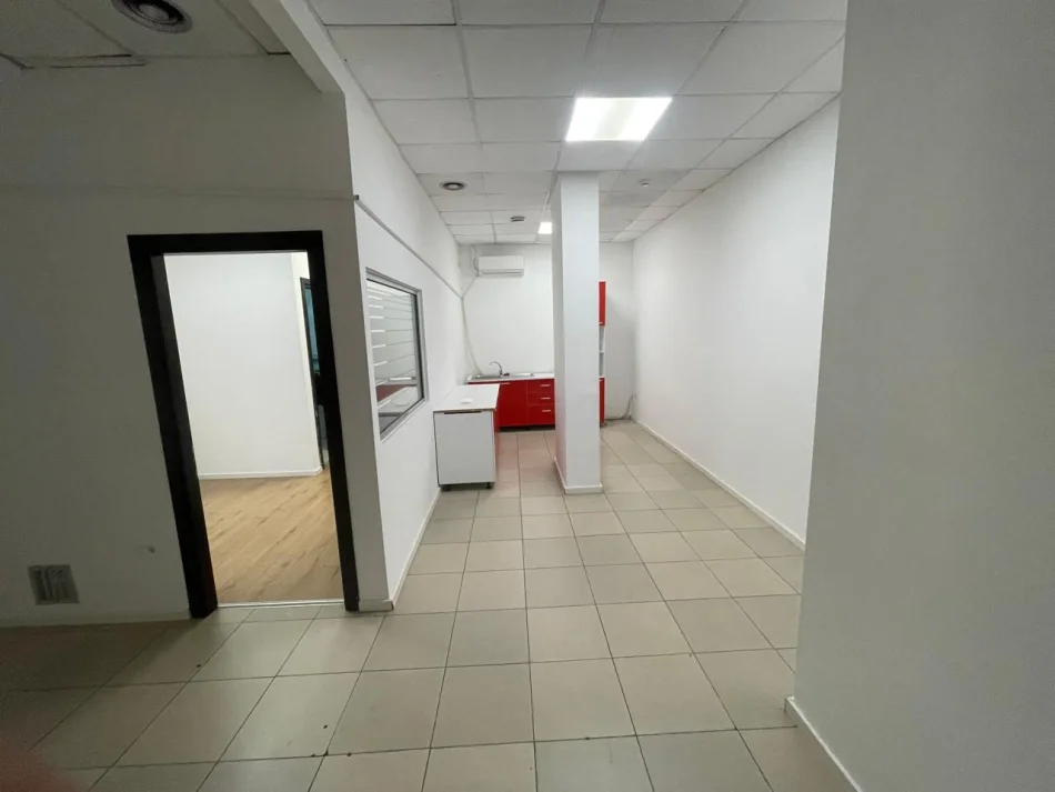 Tirane, jepet me qera ambjent biznesi Kati 1, 540 m² 7.000 € 