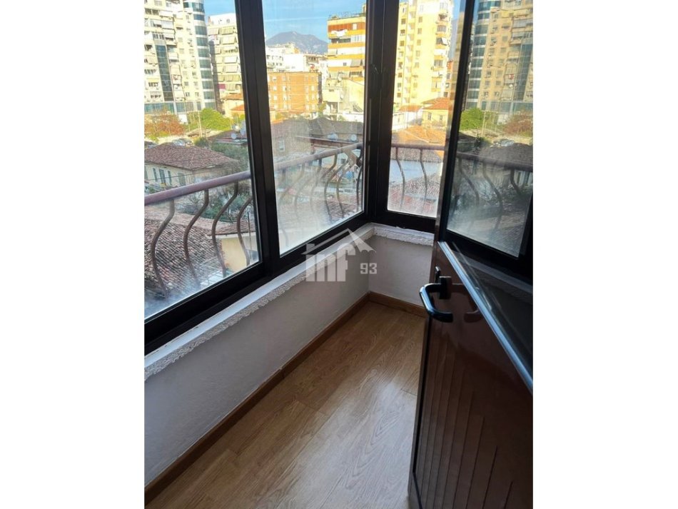 Tirane, jepet me qera apartament 1+1+Ballkon Kati 7, 74 m² 700 € (PRANË PAZARIT TË RI)