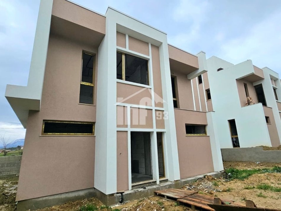 Tirane, shitet Vile 3 Katshe , 324 m² 758.600 € (NE LUNDER, VETEM 5 MIN NGA TEG)