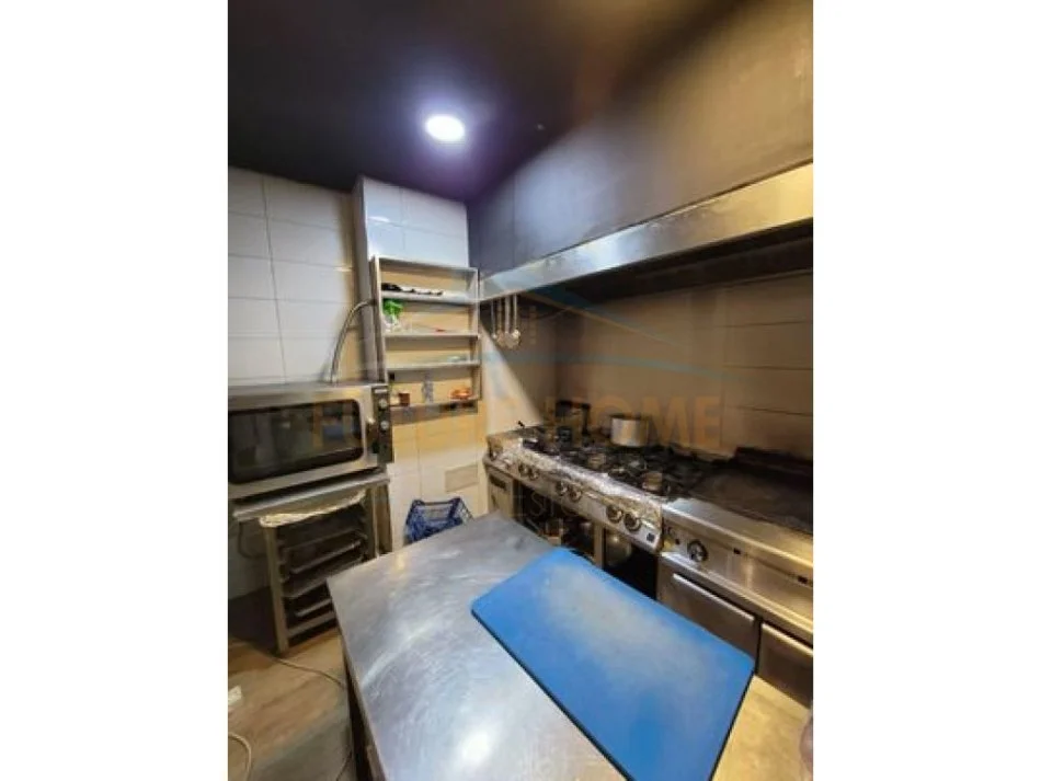 Tirane, shitet garsonier 4+1 Kati 0, 200 m² 650.000 € (Bllok prane LSI)