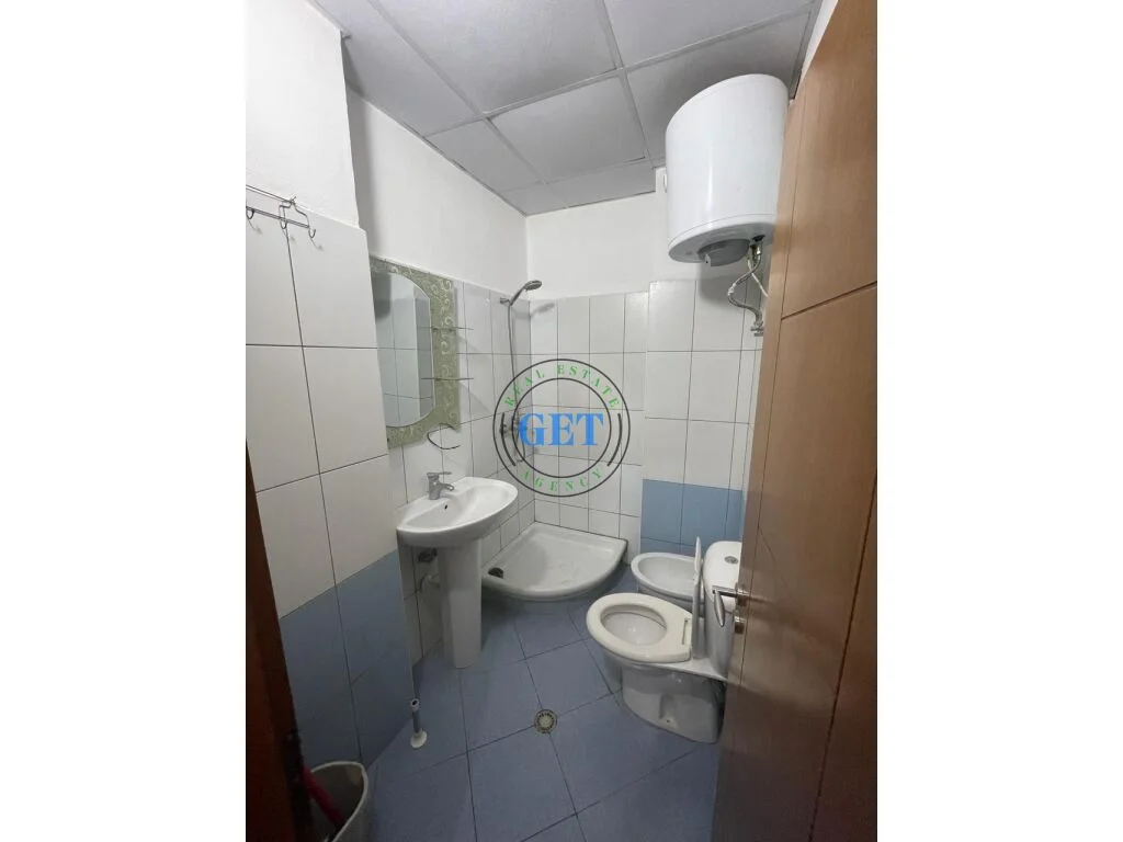 Jepet me qira Garsoniere me kuzhine te vecuar ne Plazh Hekurudha.