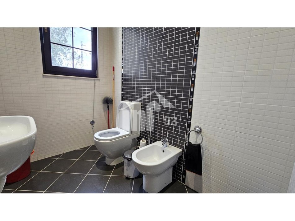 Tirane, jepet me qera Vile 3 Katshe , 475 m² 4.000 € (NE MJULL – BATHORE, 5 MIN NGA TEG)