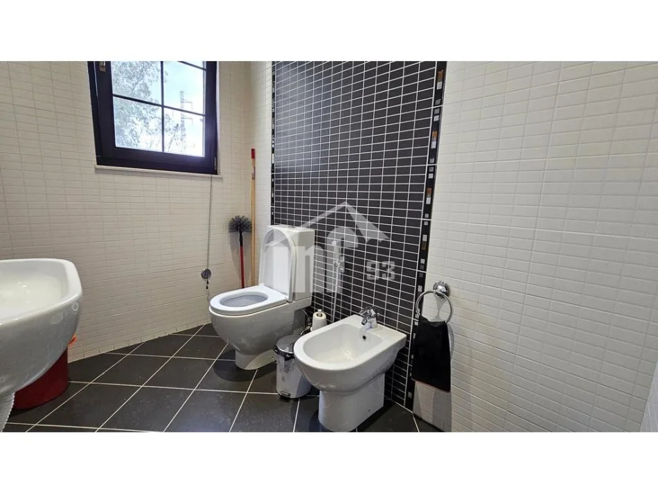 Tirane, jepet me qera Vile 3 Katshe , 475 m² 4.000 € (NE MJULL – BATHORE, 5 MIN NGA TEG)