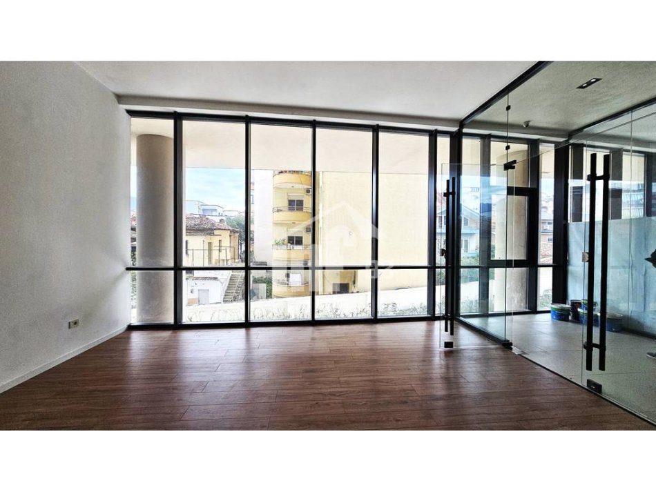 Tirane, jepet me qera zyre Kati 2, 44 m² 750 € (NE RRUGEN “MINE PEZA”)