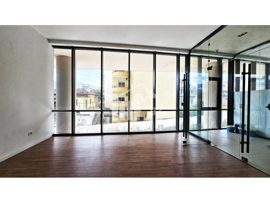 Tirane, jepet me qera zyre Kati 2, 44 m² 750 € (NE RRUGEN “MINE PEZA”)