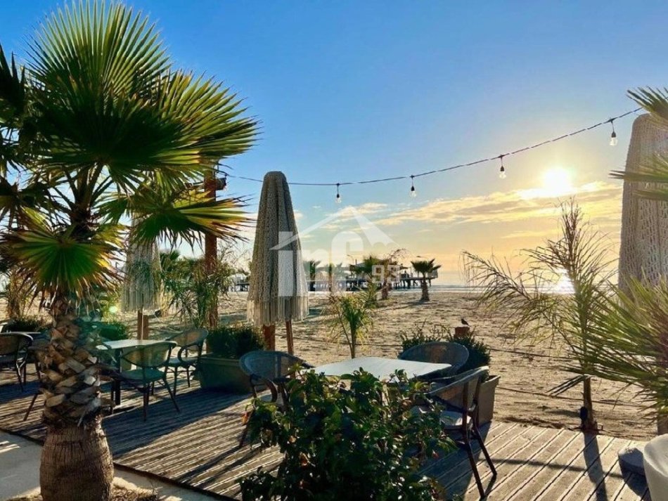 Durres, shitet dyqan Kati 0, 120 m² 420.000 € (NE PLAZHIN E DURRESIT, PRANE SHKEMBIT TE KAVAJES)