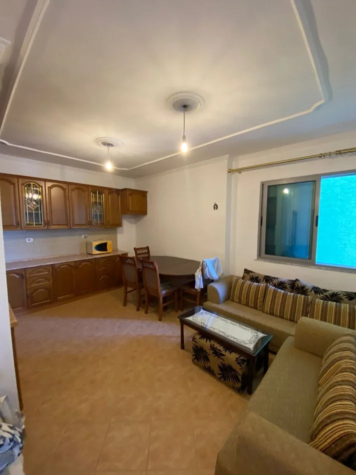 Tirane, jepet me qera 2+1+Ballkon Kati 3, 65 m² 400 € (pran restorant Freskut)