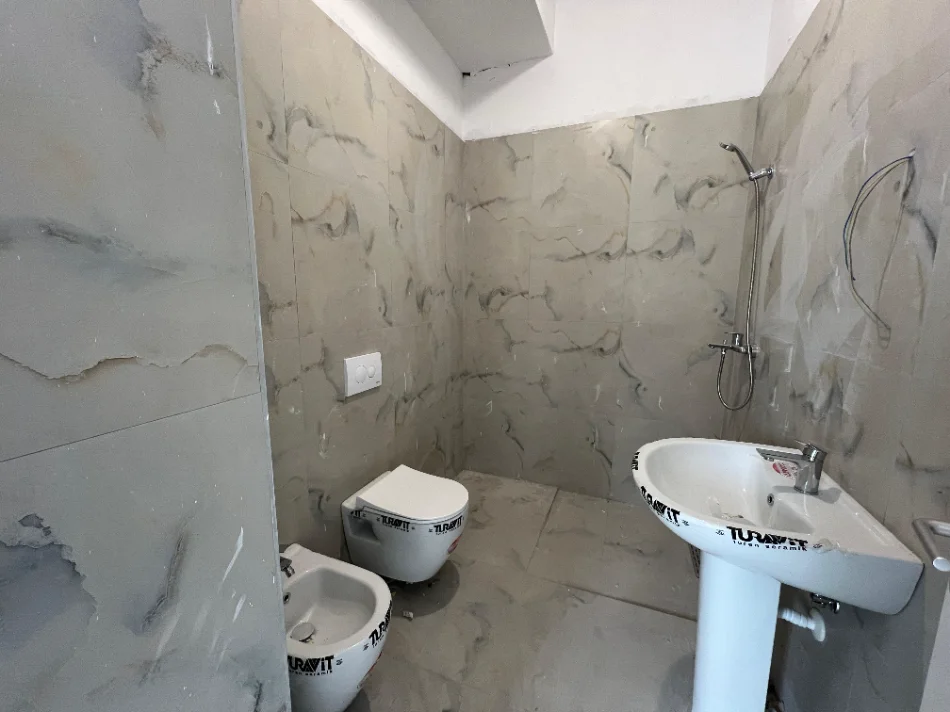 Shitet Apartament 2+1+2 “Laprakë”, Tiranë. 179.800 euro