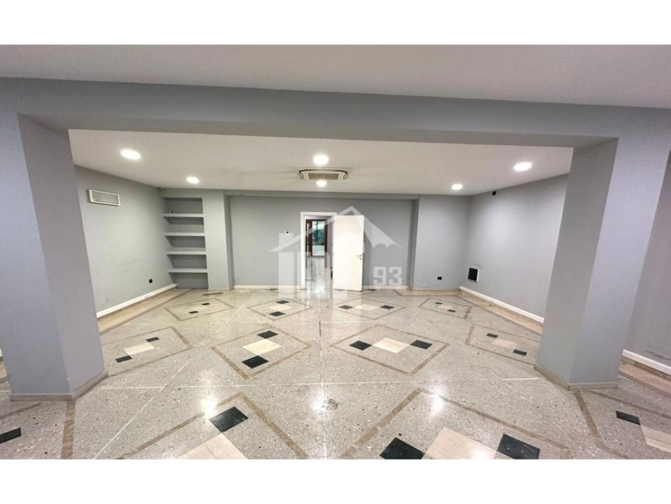 Tirane, jepet me qera ambjent biznesi Kati 0, 120 m² 1.000 € (NË RRUGËN “QEMAL STAFA”, PRANË PAZARIT TË RI)