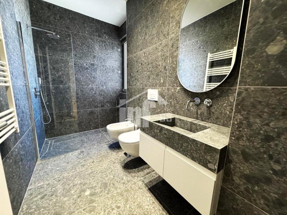 Tirane, jepet me qera apartament 1+1+Ballkon Kati 3, 77 m² 1.250 € (“GREEN VALLEY” REZIDENCE, PËRBALLË LIQENIT ARTIFICIAL)