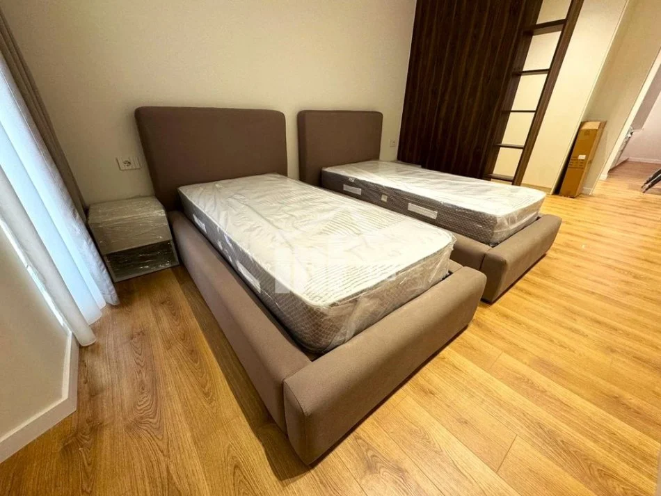 Tirane, jepet me qera apartament 2+1 Kati 0, 108 m² 2.100 € (“GREEN VALLEY” REZIDENCE, PËRBALLË LIQENIT ARTIFICIAL)