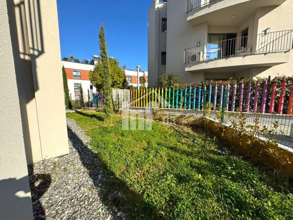 Tirane, jepet me qera apartament 2+1 Kati 0, 108 m² 2.100 € (“GREEN VALLEY” REZIDENCE, PËRBALLË LIQENIT ARTIFICIAL)