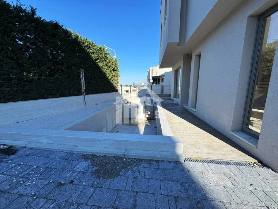 Tirane, jepet me qera Vile 2 Katshe , 185 m² 4.000 € (“GREEN VALLEY” REZIDENCE, PËRBALLË LIQENIT ARTIFICIAL)