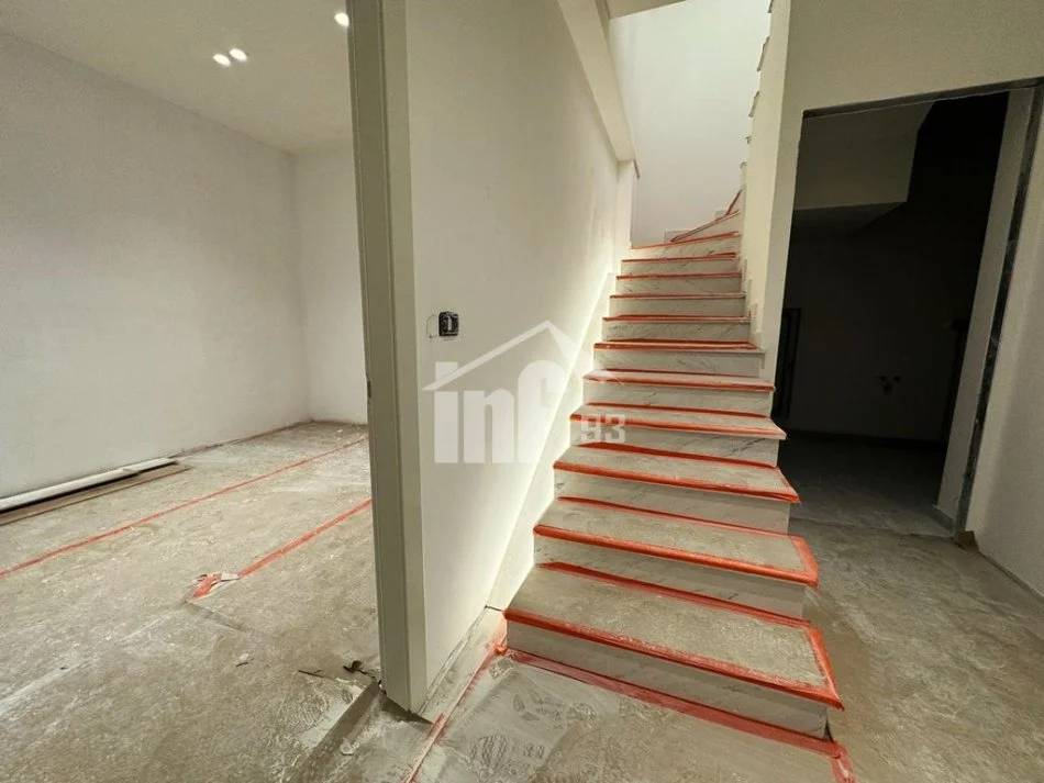 Tirane, jepet me qera Vile 2 Katshe , 185 m² 4.000 € (“GREEN VALLEY” REZIDENCE, PËRBALLË LIQENIT ARTIFICIAL)