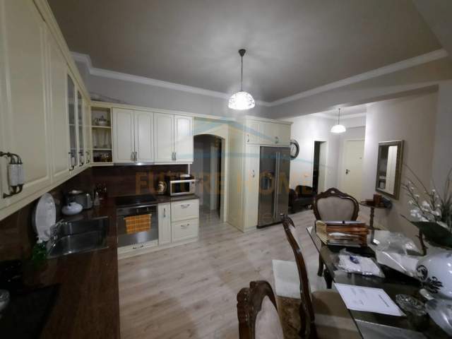 Tirane, shes apartament 3+1 Kati 5, 136 m² 200.000 Euro (Rruga e Kavajes)