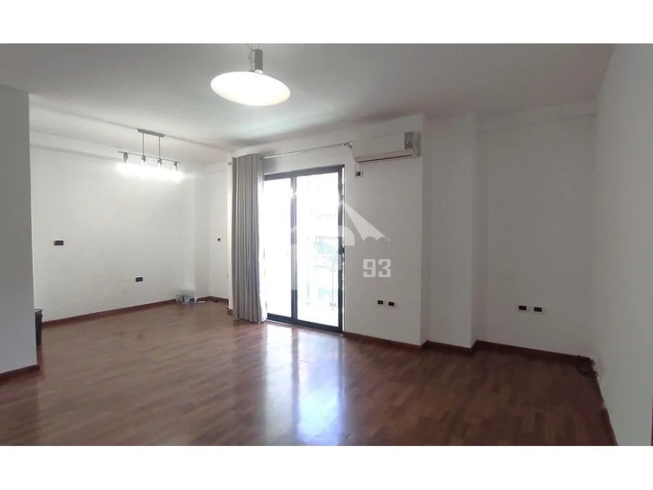 Tirane, jepet me qera zyre Kati 3, 80 m² 700 € (PRANË STADIUMIT “SELMAN STËRMASI”)
