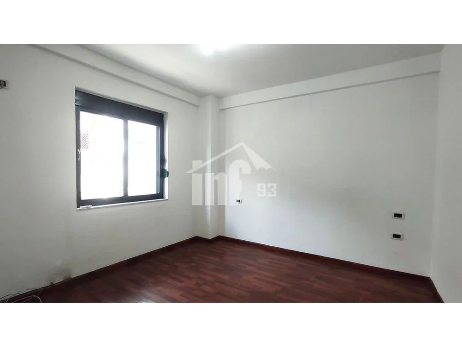 Tirane, jepet me qera zyre Kati 3, 80 m² 700 € (PRANË STADIUMIT “SELMAN STËRMASI”)