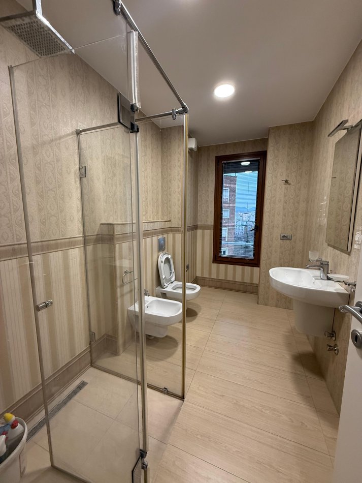 Tirane, jepet me qera zyre Kati 7, 200 m² 2.500 € (Prane Delijorigjit)