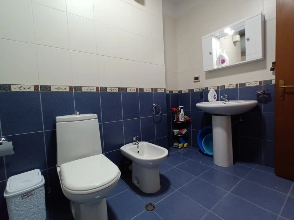 Tirane, jepet me qera apartament 2+1+Ballkon Kati 2, 85 m² 90.000 € (Komuna e Parisit)