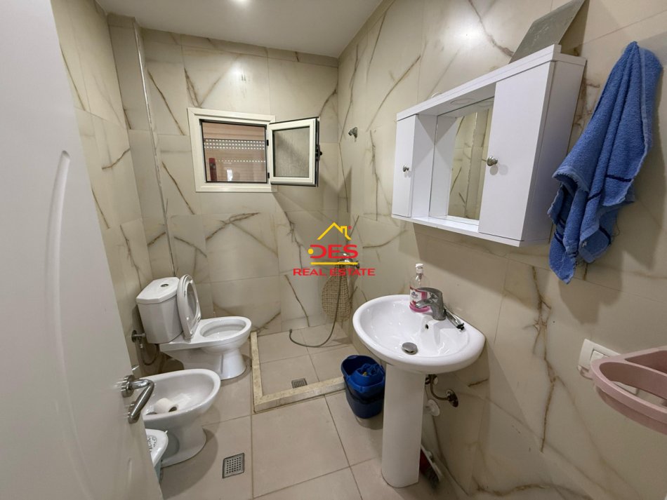 Vlore, jepet me qera apartament 1+1+Ballkon Kati 5, 70 m² 250 € (Rruga Mis Durhan)