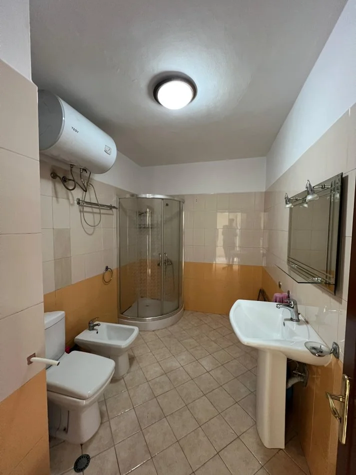 Tirane, jepet me qera apartament 2+1 , 110 m² 600 € 