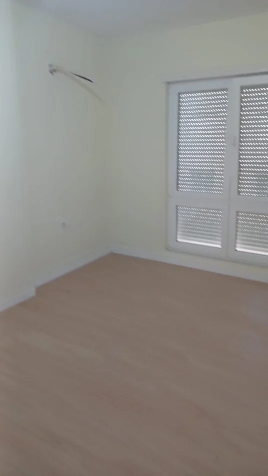 Tirane, jepet me qera apartament 2+1 Kati 3, 87 m² 600 € (Bar Oslo , Brryl)