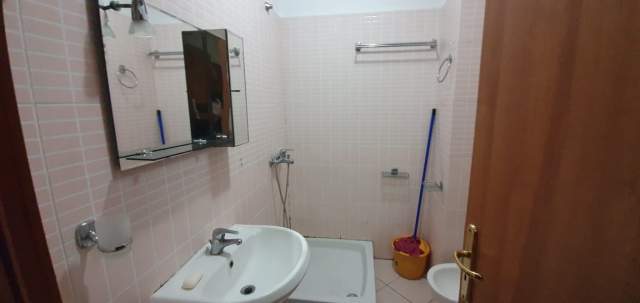Tirane, jepet me qera apartament 2+1+BLK Kati 4, 90 m² 400 Euro (prane Big Market)