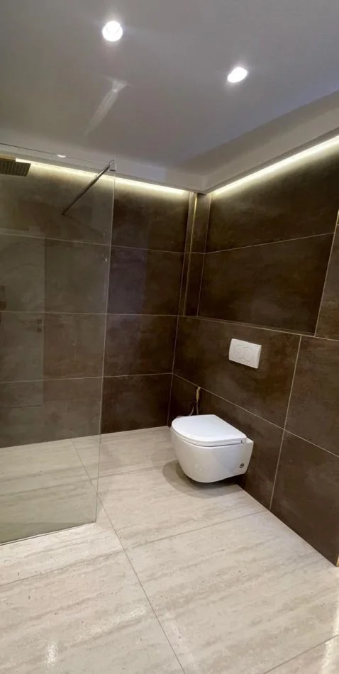 Tirane, shitet apartament 2+1+Ballkon Kati 10, 101 m² 212.000 € (Prane qendres Globe)