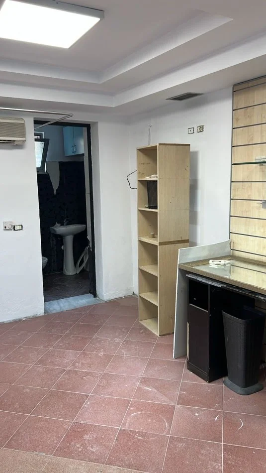 Tirane, jepet me qera ambjent biznesi Kati 0, 30 m² 500 € (Bulevardi Bajram Curri)