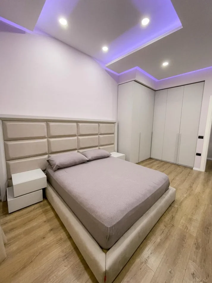 Tirane, jepet me qera apartament 2+1 Kati 2, 120 m² 1.200 € (PAZARI I RI)