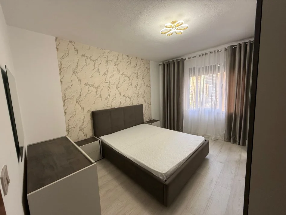 Tirane, jepet me qera apartament 1+1+Ballkon Kati 3, 75 m² 600 € (Komuna Parisit)