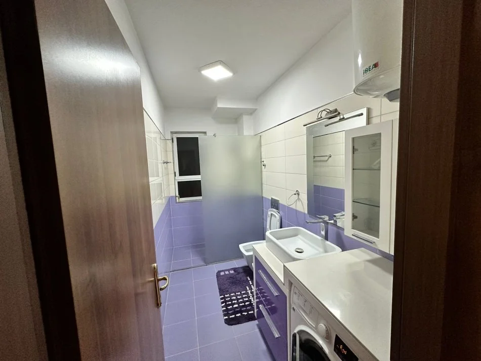 Tirane, jepet me qera apartament 2+1 , 100 m² 550 € (Rruga e kavajes)