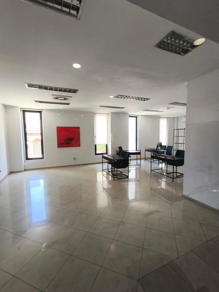 Tirane, jepet me qera ambjent biznesi Kati 1, 60 m² 1.150 € (rruga Abdi Toptani)