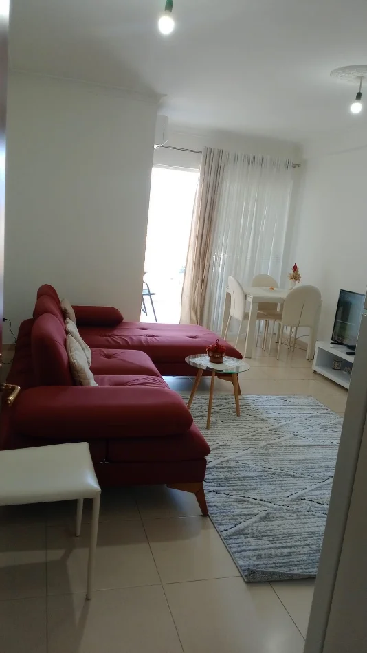 Tirane, jepet me qera apartament 1+1 , 430 € (Bulevardi Migjeni)
