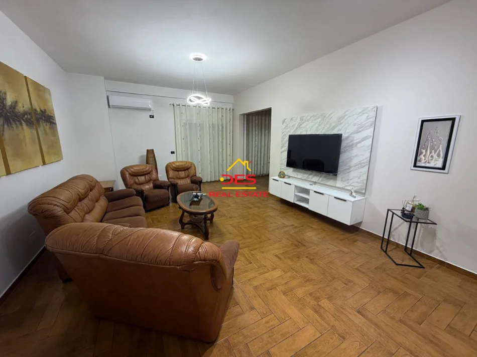 Vlore, jepet me qera apartament 2+1+Ballkon Kati 2, 100 m² 500 € (Rruga Misto Mele)
