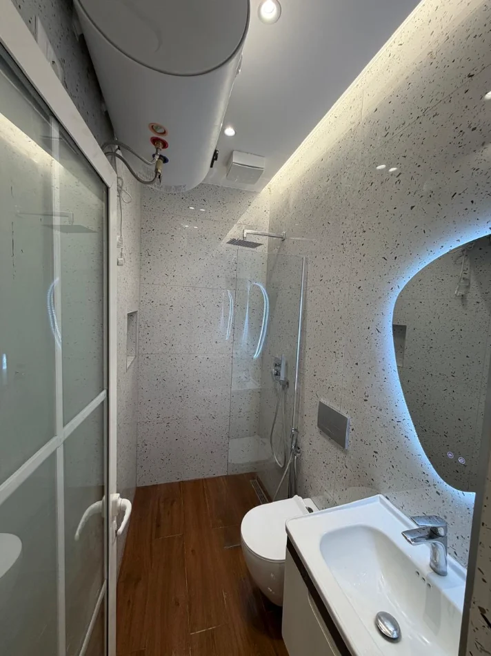 Tirane, jepet me qera apartament 1+1+Ballkon Kati 3, 65 m² 650 € (Rruga Hoxha Tahsim)